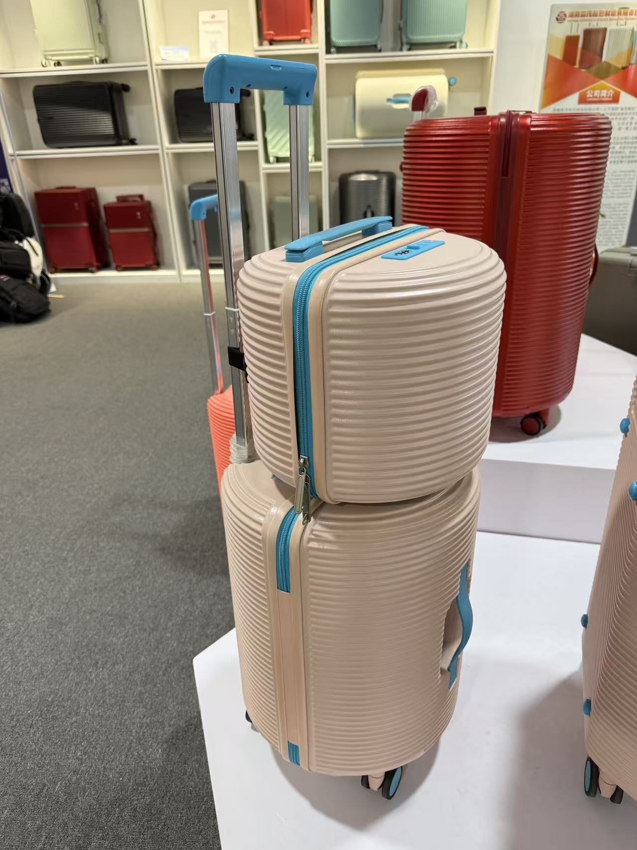 Compact Carry-On Luggage: Innovative Expandable Design, Large Capacity & Stylish